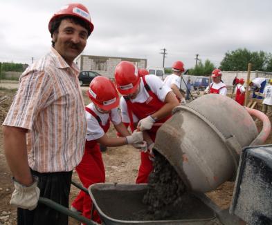 Angajaţii Europharm fac voluntariat la Beiuş, alături de Habitat pentru Umanitate